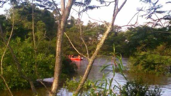 Barco vira com cinco homens que foram alimentar
cães ilhados em Alegrete; VEJA VÍDEO - foto 5
