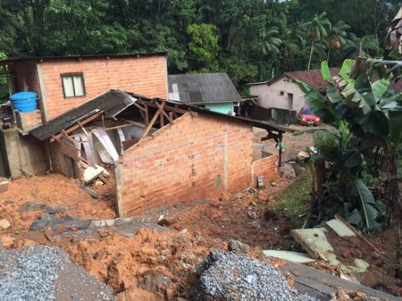Partes de Jaraguá do Sul seguem sem água e luz após
chuvas - foto 2