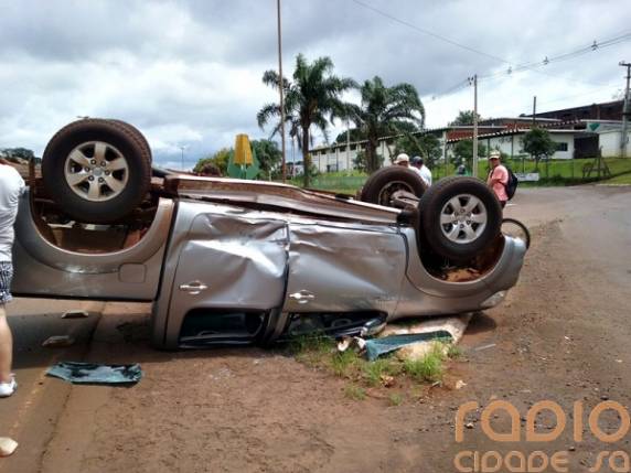 Acidente no Trevo da Fenamilho faz veículo capotar, em Santo Ângelo - foto 3