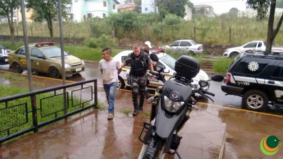 Assaltante é detido por populares após
roubar idosa em Passo Fundo - foto 2