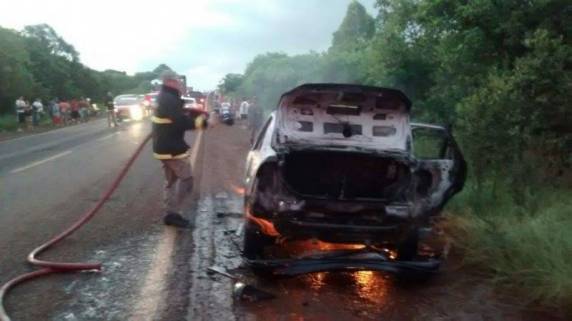 Carro pega fogo na BR 285 em São Luiz Gonzaga - foto 4