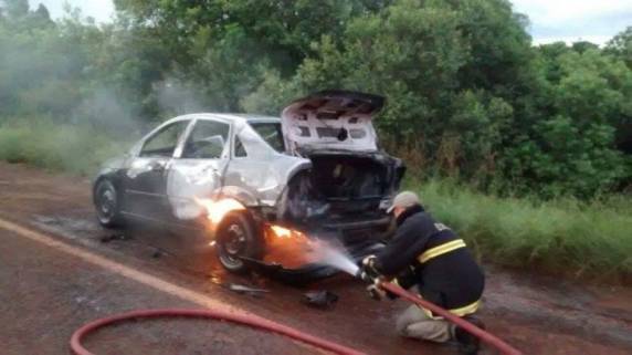 Carro pega fogo na BR 285 em São Luiz Gonzaga - foto 3
