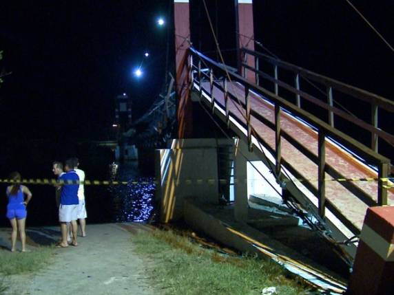 Pessoas pulavam sobre ponte 

que virou: 'Pedimos para parar', diz vítima - foto 5
