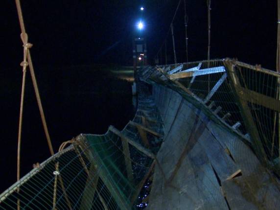 Pessoas pulavam sobre ponte 

que virou: 'Pedimos para parar', diz vítima - foto 3