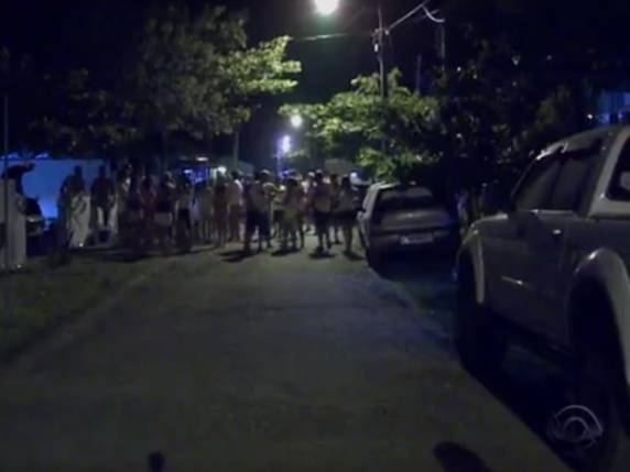 Pessoas pulavam sobre ponte 

que virou: 'Pedimos para parar', diz vítima - foto 4