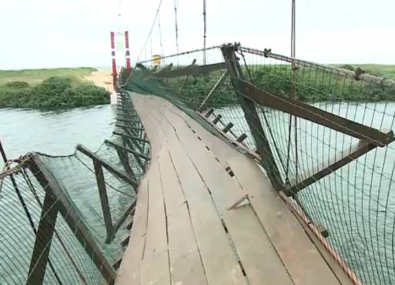 Pessoas pulavam sobre ponte 

que virou: 'Pedimos para parar', diz vítima - foto 2
