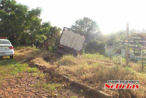 Caminhão desgovernado invade pátio de uma casa no bairro Jardim das Acácias; VEJA VÍDEO - foto 5