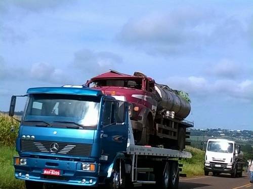 Caminhão transportador de leite tomba na ERS-207 em Humaitá - foto 2