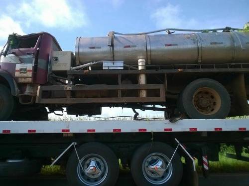 Caminhão transportador de leite tomba na ERS-207 em Humaitá - foto 3