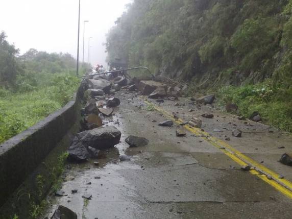 Rodovia da Serra do Rio do Rastro é
interditada após deslizamento de terra - foto 2