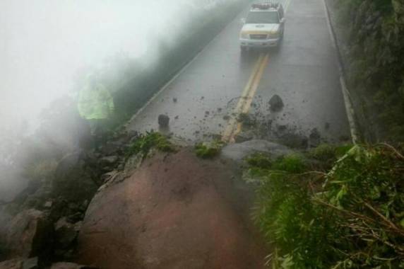 Rodovia da Serra do Rio do Rastro é
interditada após deslizamento de terra - foto 3