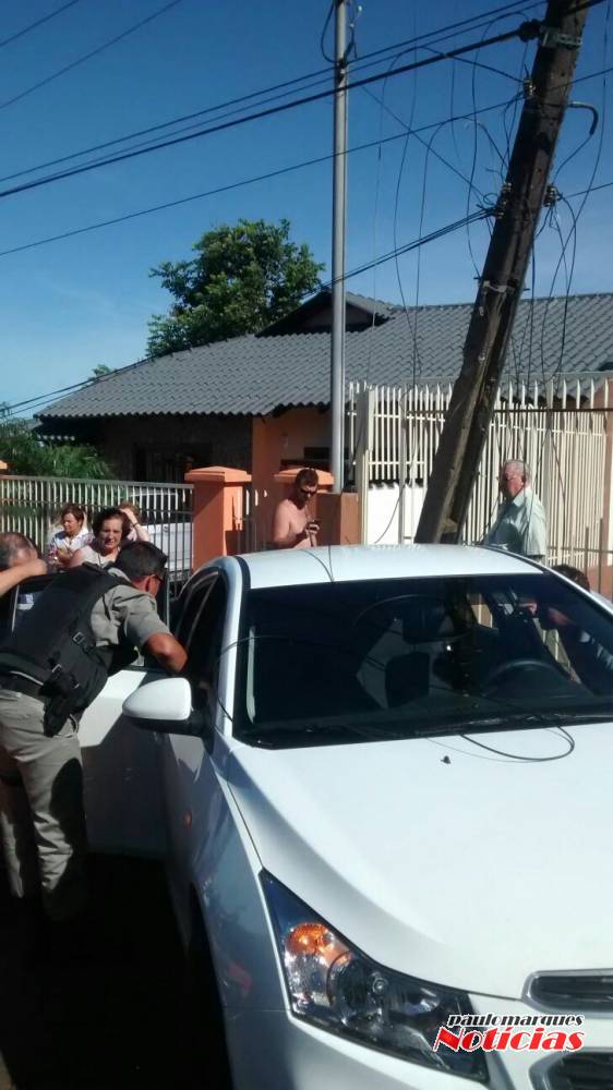 Jovem teve ferimentos leves depois de bater com
veículo em poste em Ijuí; VEJA VÍDEO - foto 2