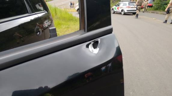 Agente prisional bate carro e dispara contra contra veículo em Concórdia - foto 2