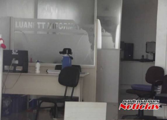 Homem descontrolado é suspeito de quebrar aparelhos e móveis de loja de informática em Três de Maio - foto 4