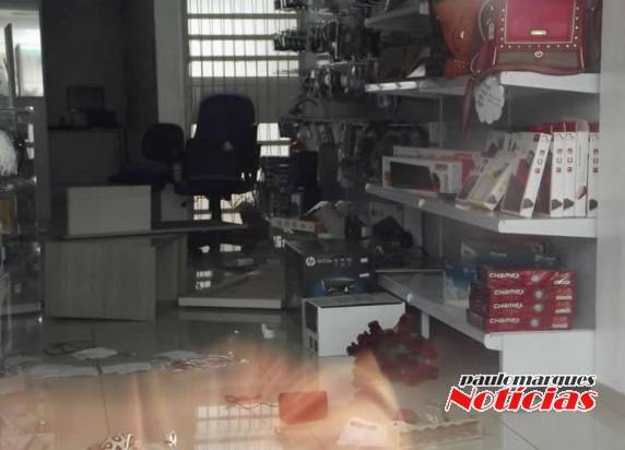 Homem descontrolado é suspeito de quebrar aparelhos e móveis de loja de informática em Três de Maio - foto 3