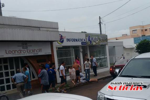 Homem descontrolado é suspeito de quebrar aparelhos e móveis de loja de informática em Três de Maio - foto 7