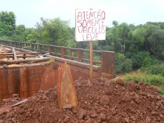Moradores realizam reparo na ponte entre São Luiz e São Nicolau, na Estrada Velha - foto 2