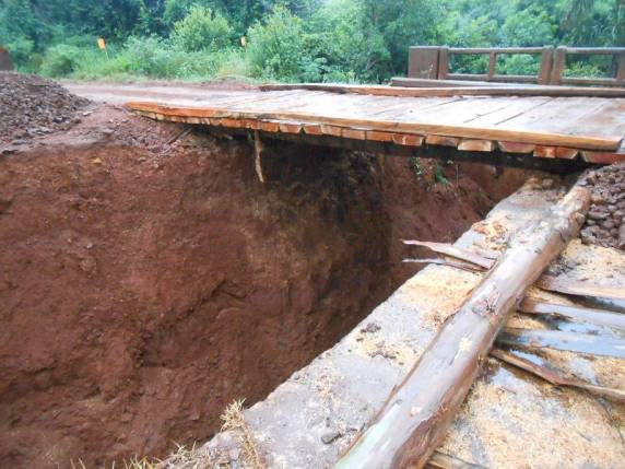 Moradores realizam reparo na ponte entre São Luiz e São Nicolau, na Estrada Velha - foto 3