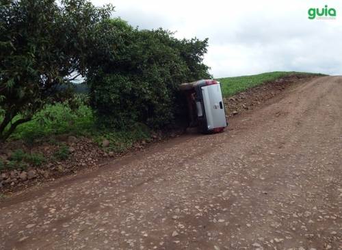 Picape Montana capotou entre Crissiumal e Tiradentes do Sul - foto 3