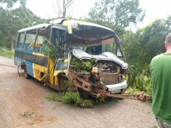 Motorista perdeu controle da direção ao tentar desviar de buracos na 

pista
