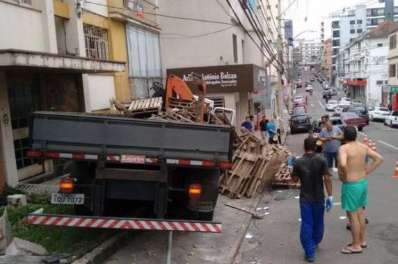Um 

veículo que estava estacionado também foi atingido, e uma pessoa que estava em seu interior sofreu ferimentos leves