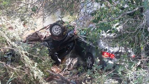 Uma das vítimas morreu afogada em um córrego ao lado da 

rodovia