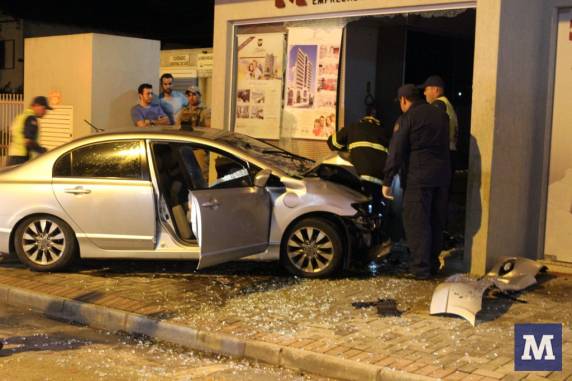 Motorista perdeu o controle do veículo e se chocou contra prédio na madrugada deste sábado, 9