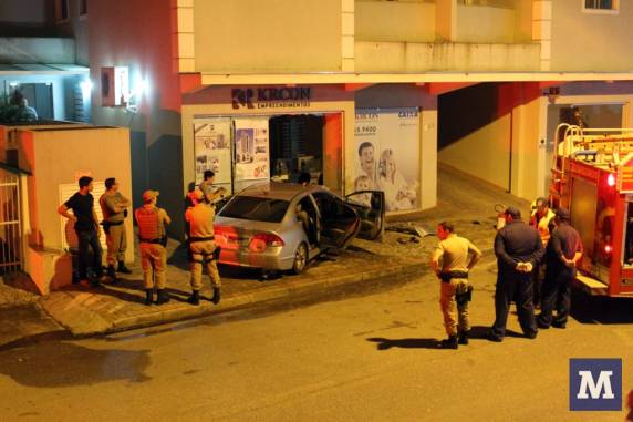 Dois homens morrem em grave acidente na rua Gustavo Halfpap, em Brusque - foto 2