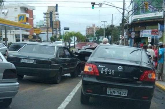 Colisão aconteceu na esquina da Avenida Dores com a 

Rua General Neto