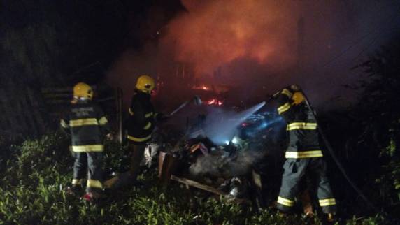 Incêndio destrói casa de madeira em Passo Fundo - foto 3
