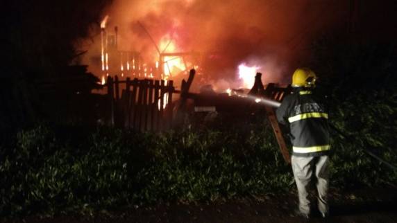 Incêndio destrói casa de madeira em Passo Fundo - foto 2