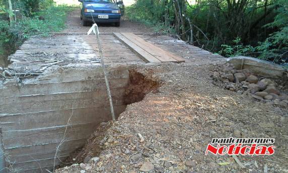 Enxurradas fizeram desmoronar a estrada no acesso a ponte