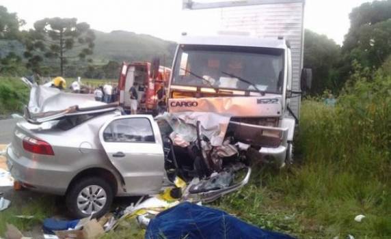 Mulher morreu no local e homem 

morreu pouco depois ao dar entrada no hospital de Lajes
