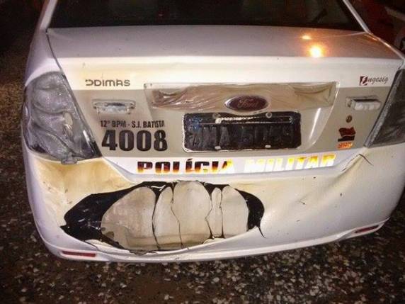 Jovem acena para câmera antes de incendiar viatura da PM em quartel - foto 3