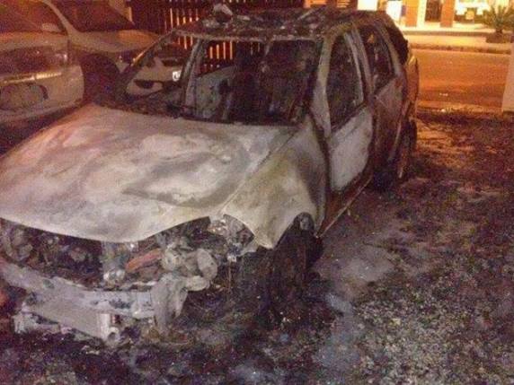 Jovem acena para câmera antes de incendiar viatura da PM em quartel - foto 2