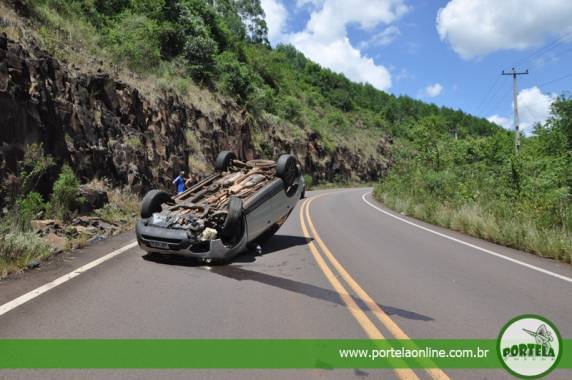 Carro capota na RSC-472
entre Tenente Portela e Palmitinho - foto 3