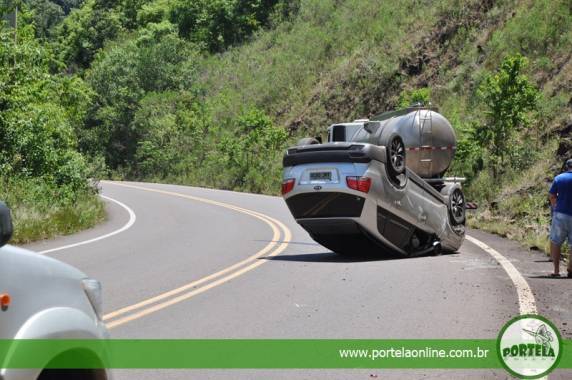 Carro capota, mas motorista escapa com alguns arranhões na braço