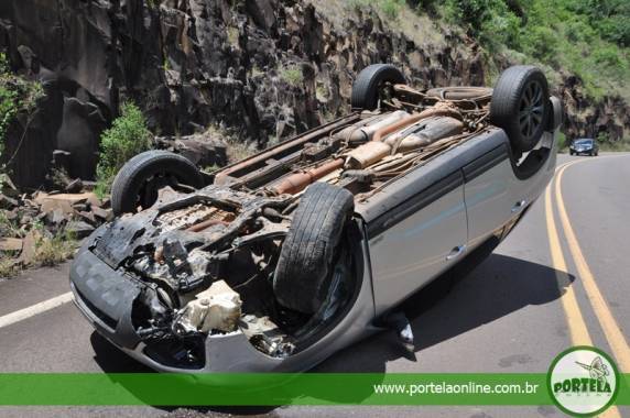 Carro capota na RSC-472
entre Tenente Portela e Palmitinho - foto 2