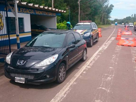 Veículo foi abordado após outros motoristas denunciarem direção perigosa