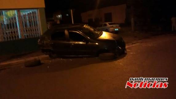 O veículo bateu em uma árvore e parou na calçada em frente uma loja