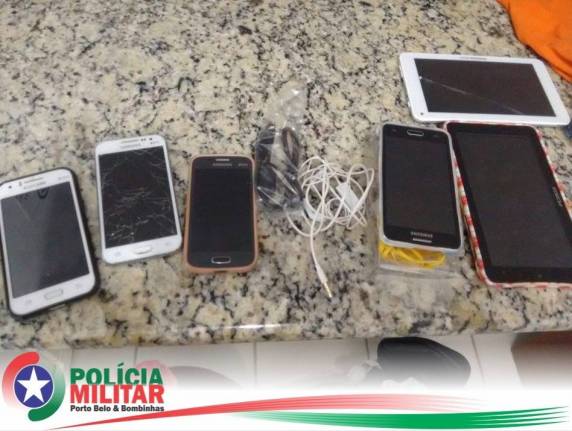 Polícia Militar de Bombinhas cm ajuda de
moradores prende quadrilha de traficantes - foto 2