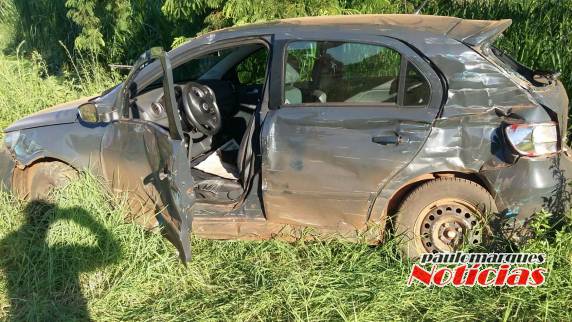 Elas estavam e um automóvel que colidiu comum caminhão
