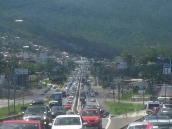 Manifestantes penduram bicicleta
na SC-401, no local da morte de ciclista - foto 3
