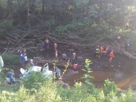 Carro cai de altura de cerca de 10 metros, conforme o Corpo de Bombeiros
