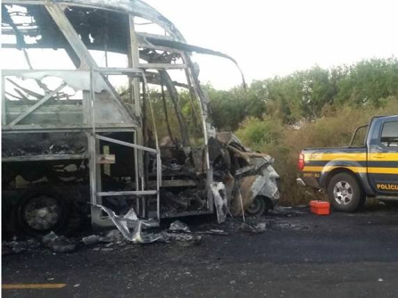 De acordo com a polícia, o motorista do carro de passeio morreu no local