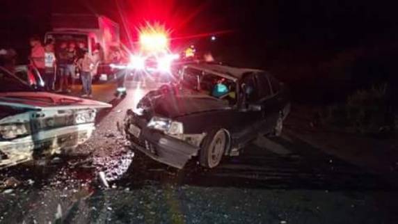 Um grave acidente deixa dois carros destruídos na BR 470 em SC - foto 2