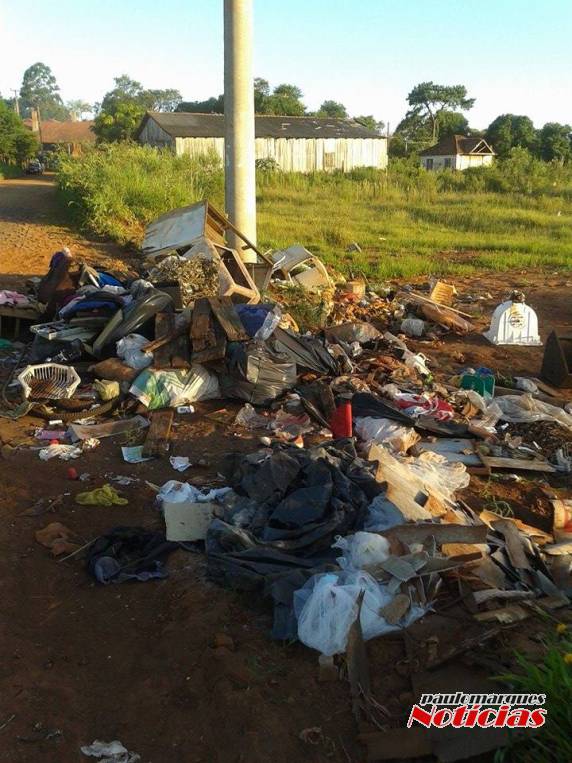Moradores da Vila Esperança reclamam do acumulo de
lixo na entrada do bairro - foto 3