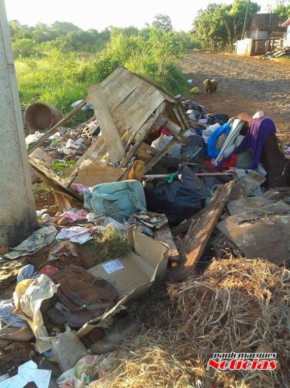 Moradores da Vila Esperança reclamam do acumulo de
lixo na entrada do bairro - foto 2