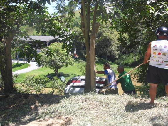 Carro cai em ribanceira no Sertão do Trombudo, em Itapema - foto 2