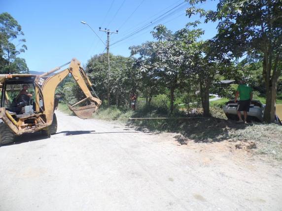 Carro cai em ribanceira no Sertão do Trombudo, em Itapema - foto 3